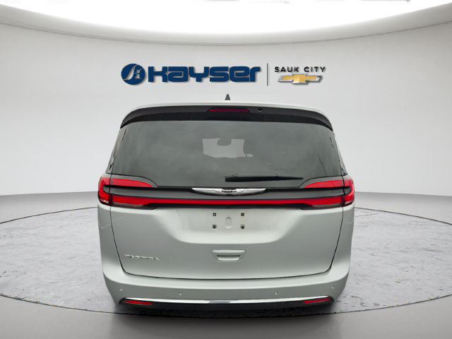 Used 2024 Chrysler Pacifica Touring-L FWD image 10