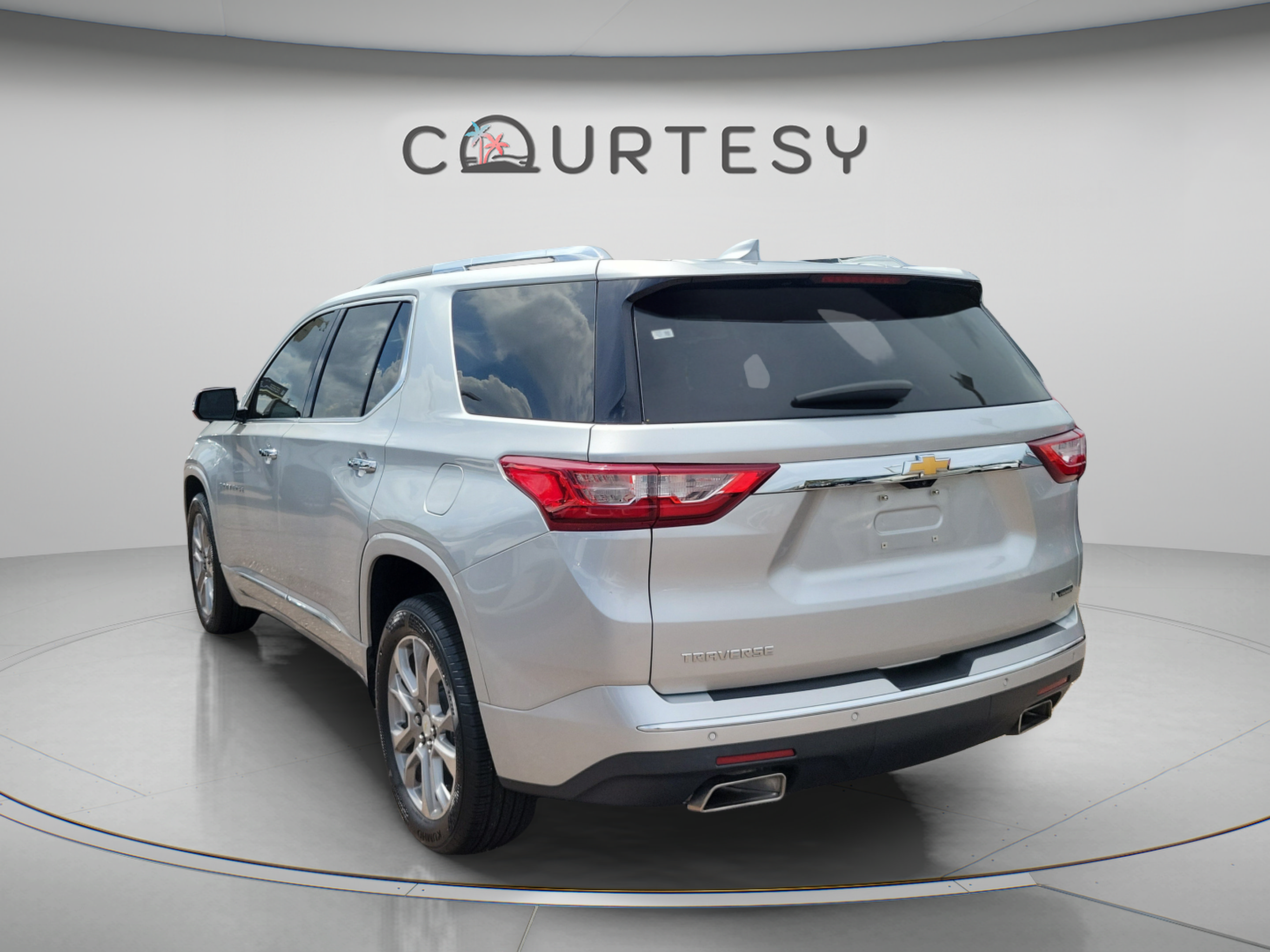 Used 2018 Chevrolet Traverse Premier w/ Driver Confidence II Package FWD image 2