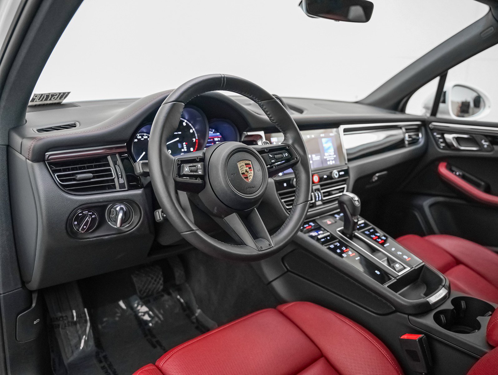 Certified 2024 Porsche Macan image 4