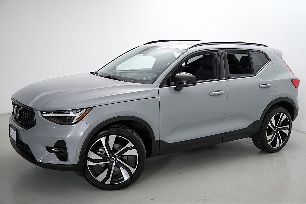 Certified 2025 Volvo XC40 B5 Ultra AWD/4WD image 3