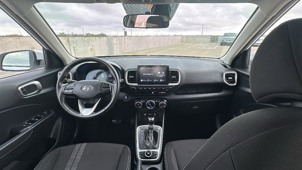Certified 2025 Hyundai Venue SEL image 21