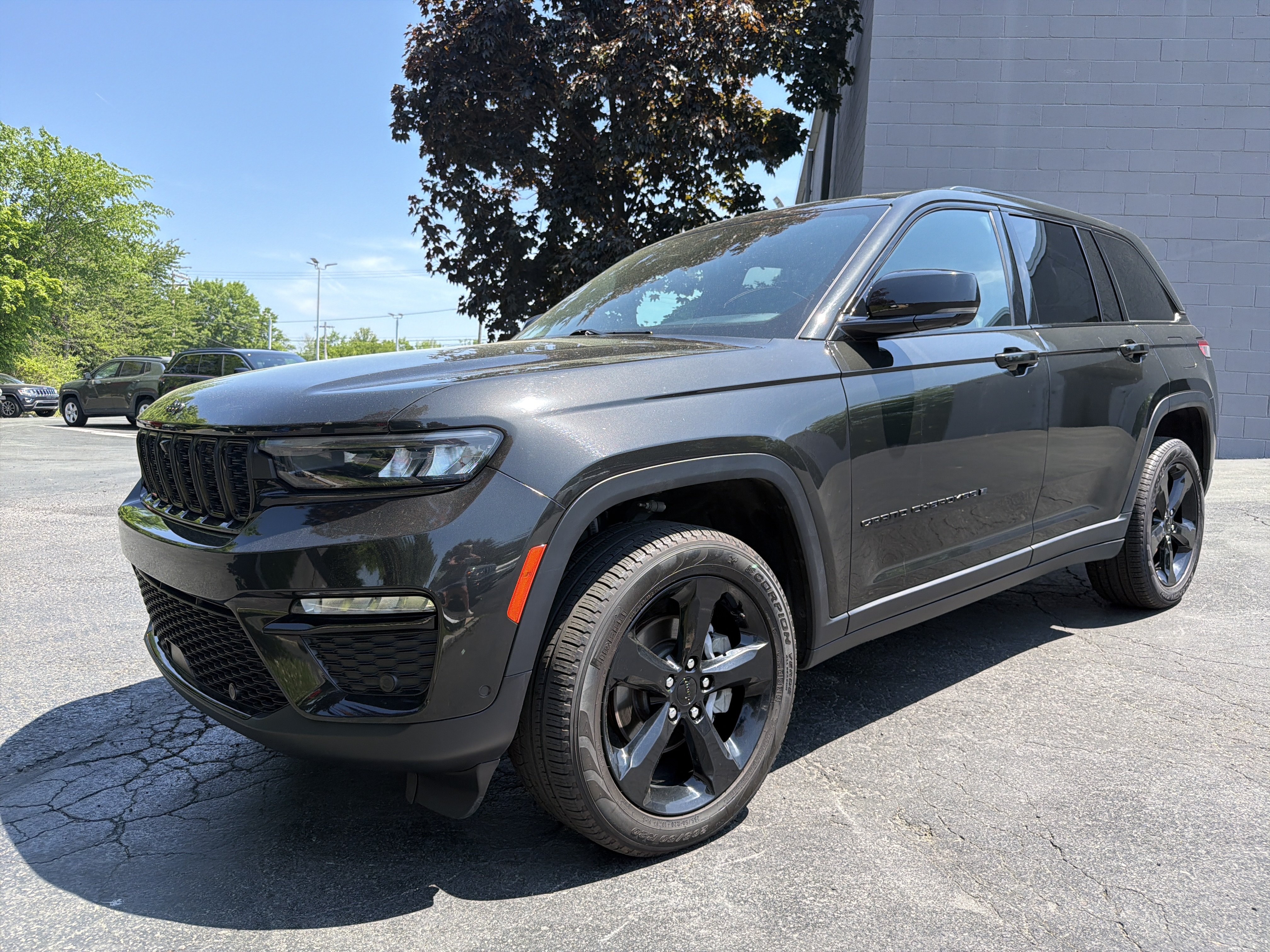 Certified 2024 Jeep Grand Cherokee Limited w/ Luxury Tech Group II AWD/4WD image 3