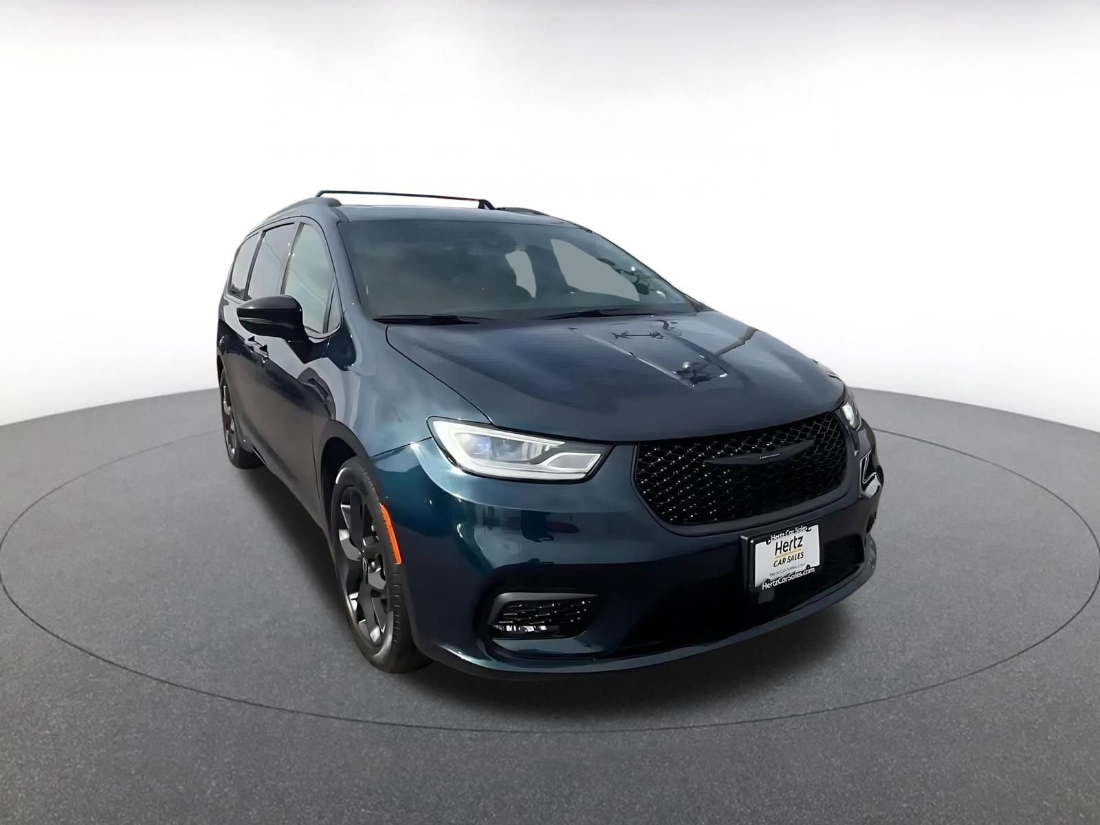 Used 2025 Chrysler Pacifica Limited image 3