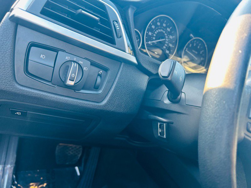 Used 2018 BMW 320i xDrive Sedan w/ Premium Package image 22