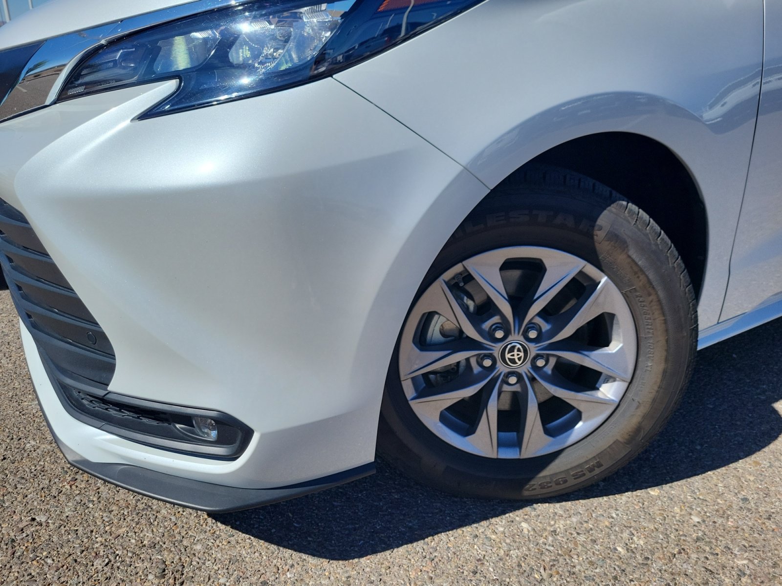 Used 2025 Toyota Sienna XLE FWD image 27