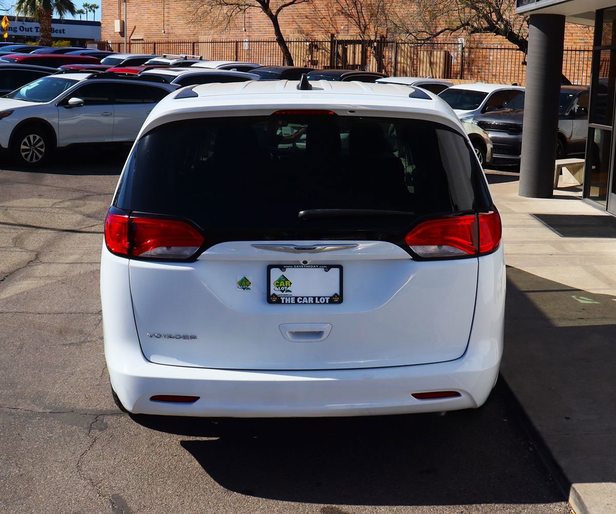 Used 2020 Chrysler Voyager L FWD image 10