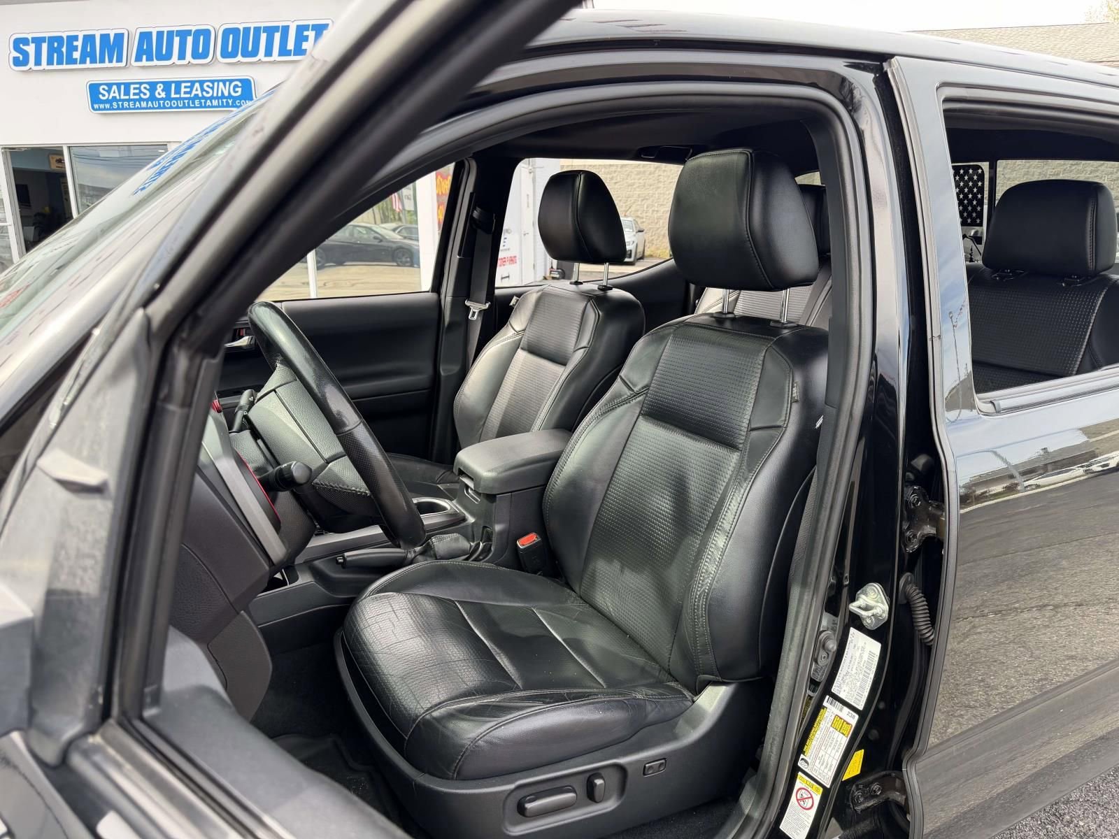 Used 2020 Toyota Tacoma TRD Sport w/ TRD Premium Sport Package AWD/4WD image 19