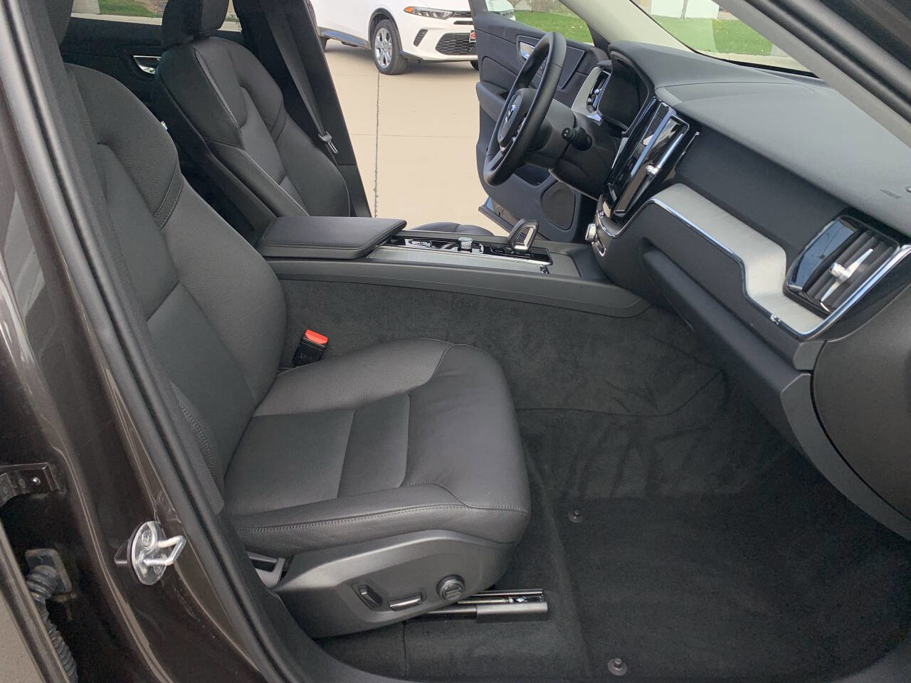 Used 2025 Volvo XC60 B5 Plus w/ Climate Package image 17