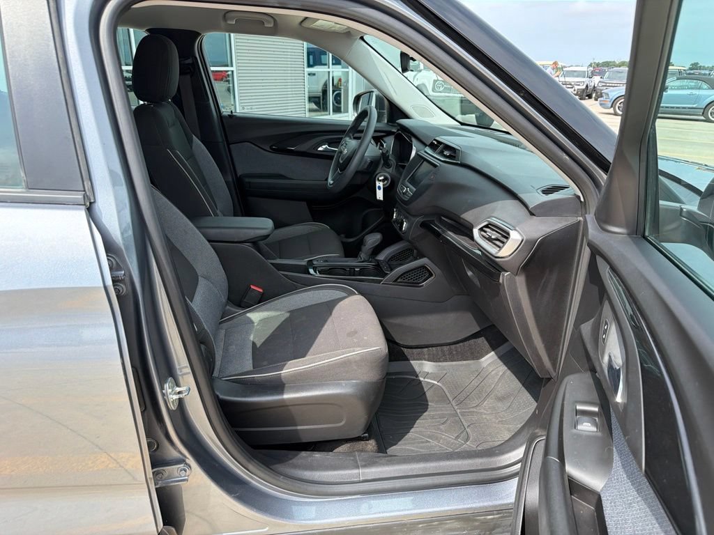 Used 2021 Chevrolet TrailBlazer LS w/ LPO, Blackout Package FWD image 23
