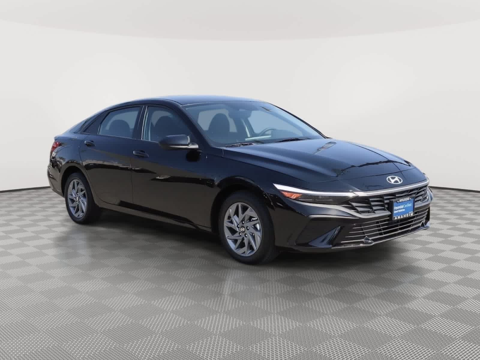 Used 2025 Hyundai Elantra Hybrid FWD image 3