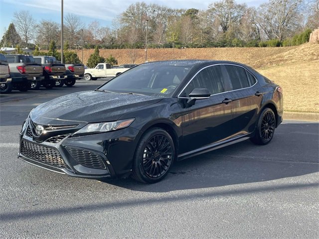 Used 2024 Toyota Camry SE image 3