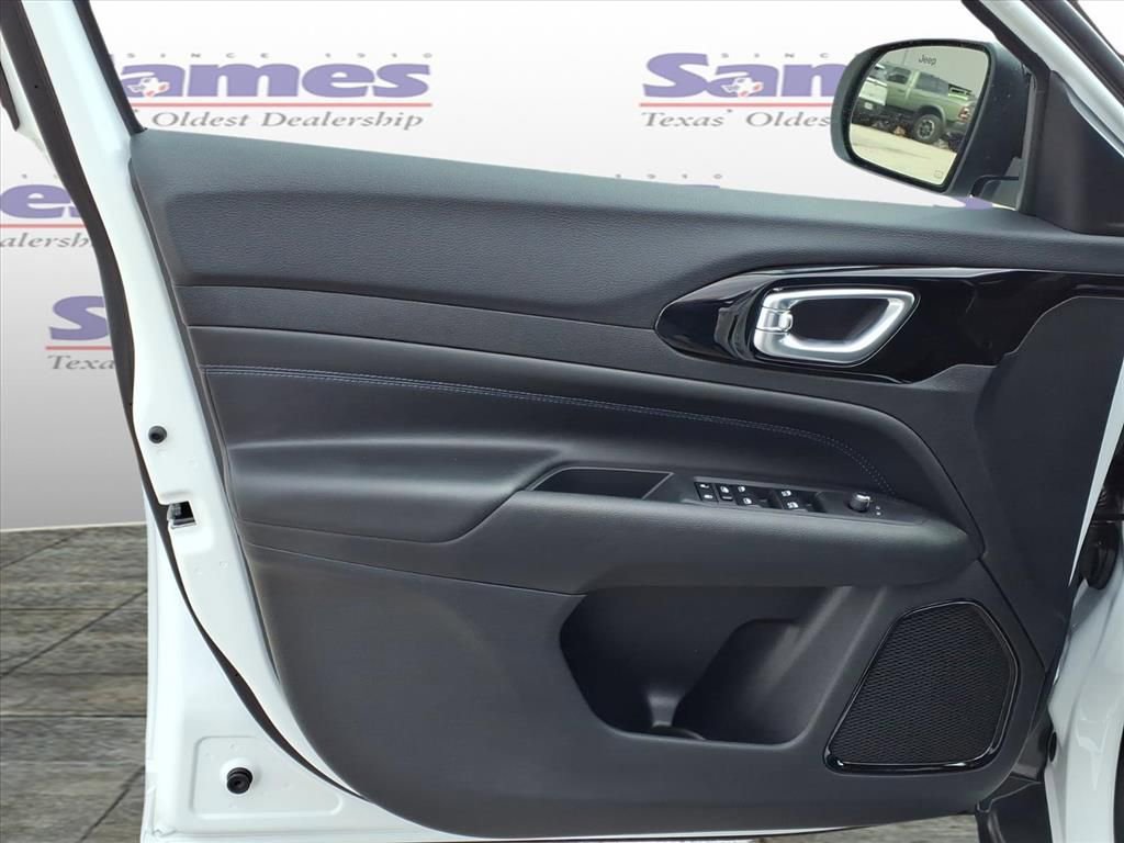 New 2026 Jeep Compass Latitude image 9