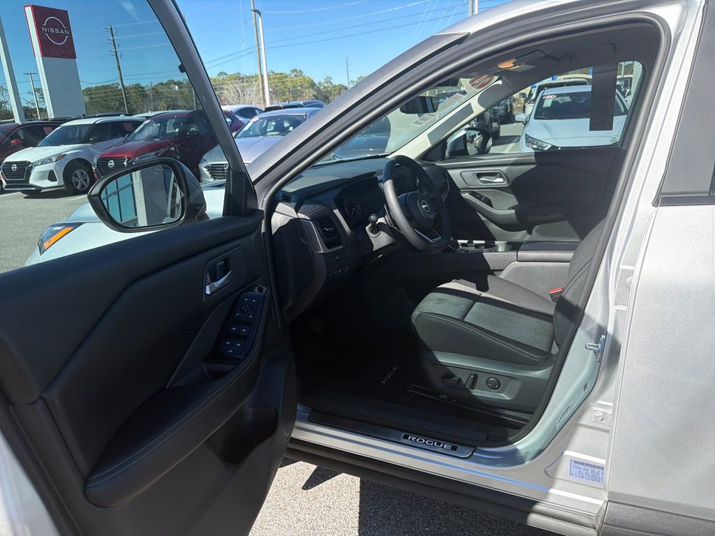 Used 2024 Nissan Rogue SV image 14