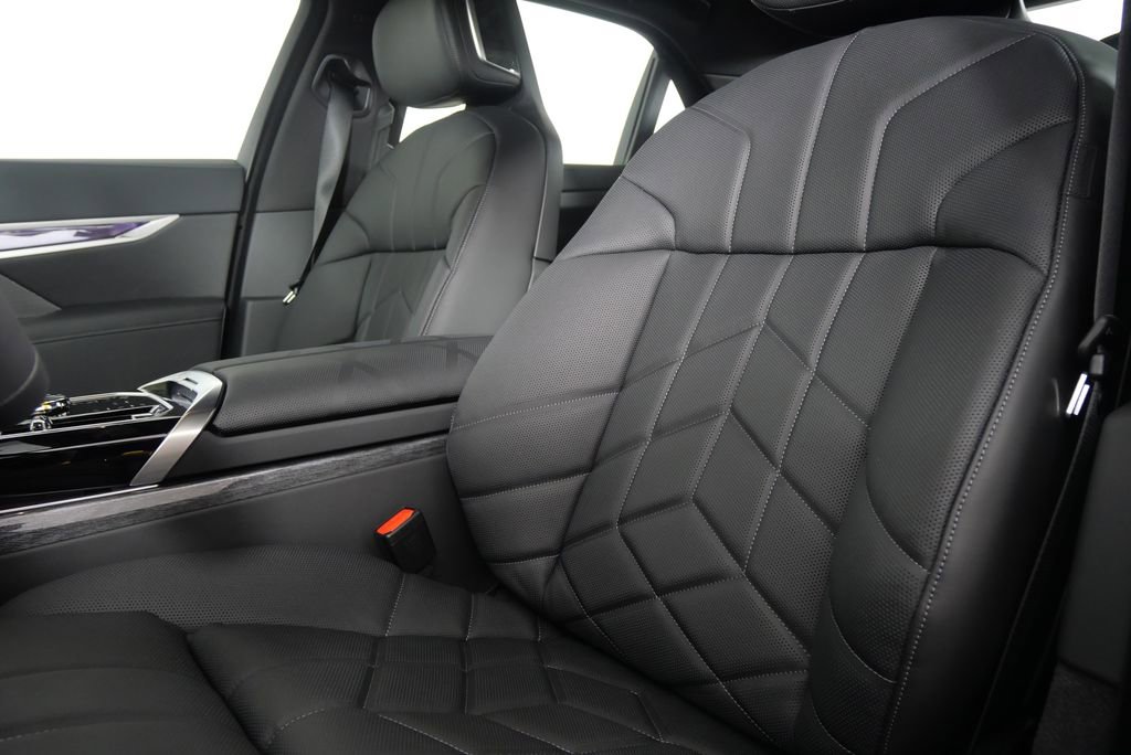 Used 2025 BMW i7 eDrive50 image 10