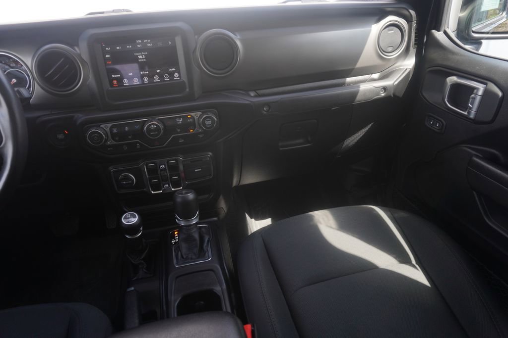 Used 2022 Jeep Gladiator Willys AWD/4WD image 23