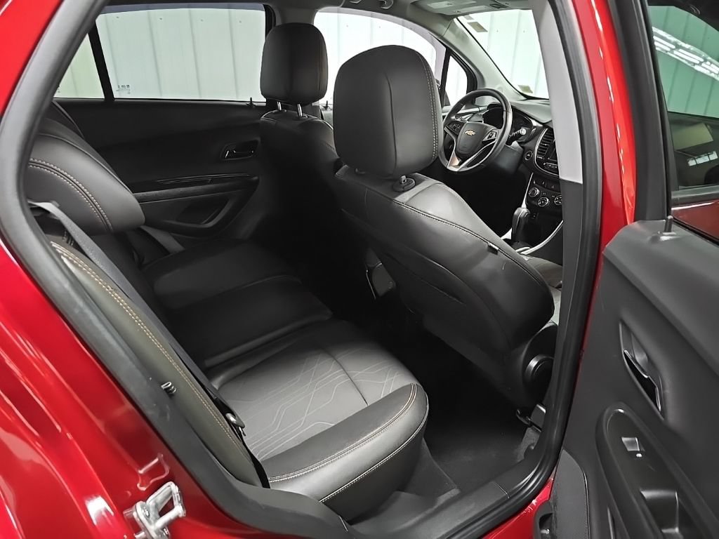 Used 2021 Chevrolet Trax LT w/ LT Convenience Package AWD/4WD image 17