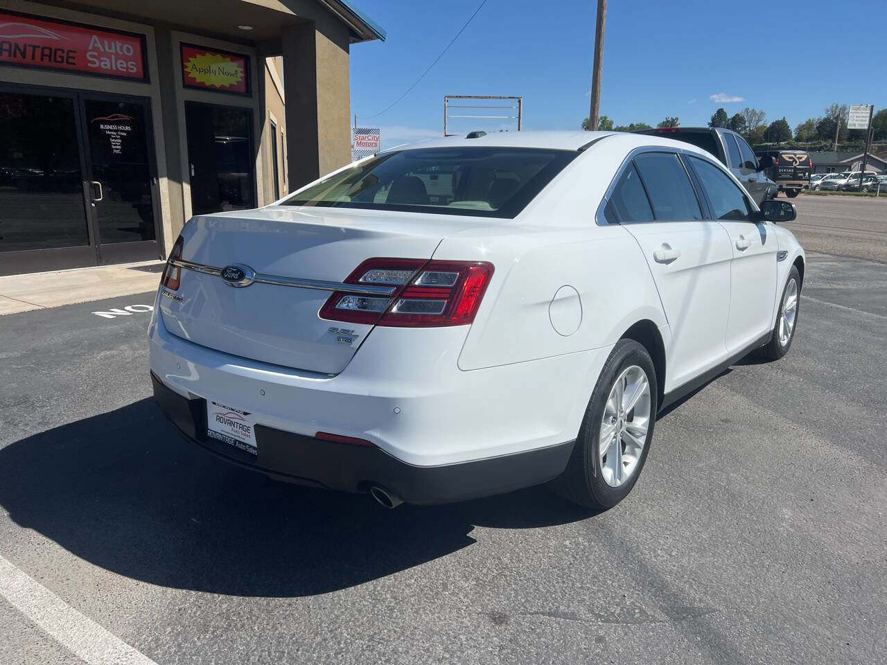 Used 2017 Ford Taurus SEL image 6