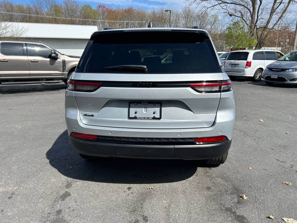 Used 2023 Jeep Grand Cherokee Altitude AWD/4WD image 5
