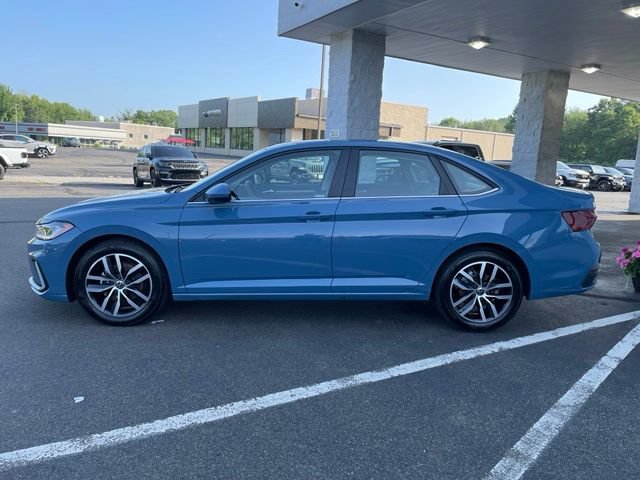 Used 2025 Volkswagen Jetta SE FWD image 8