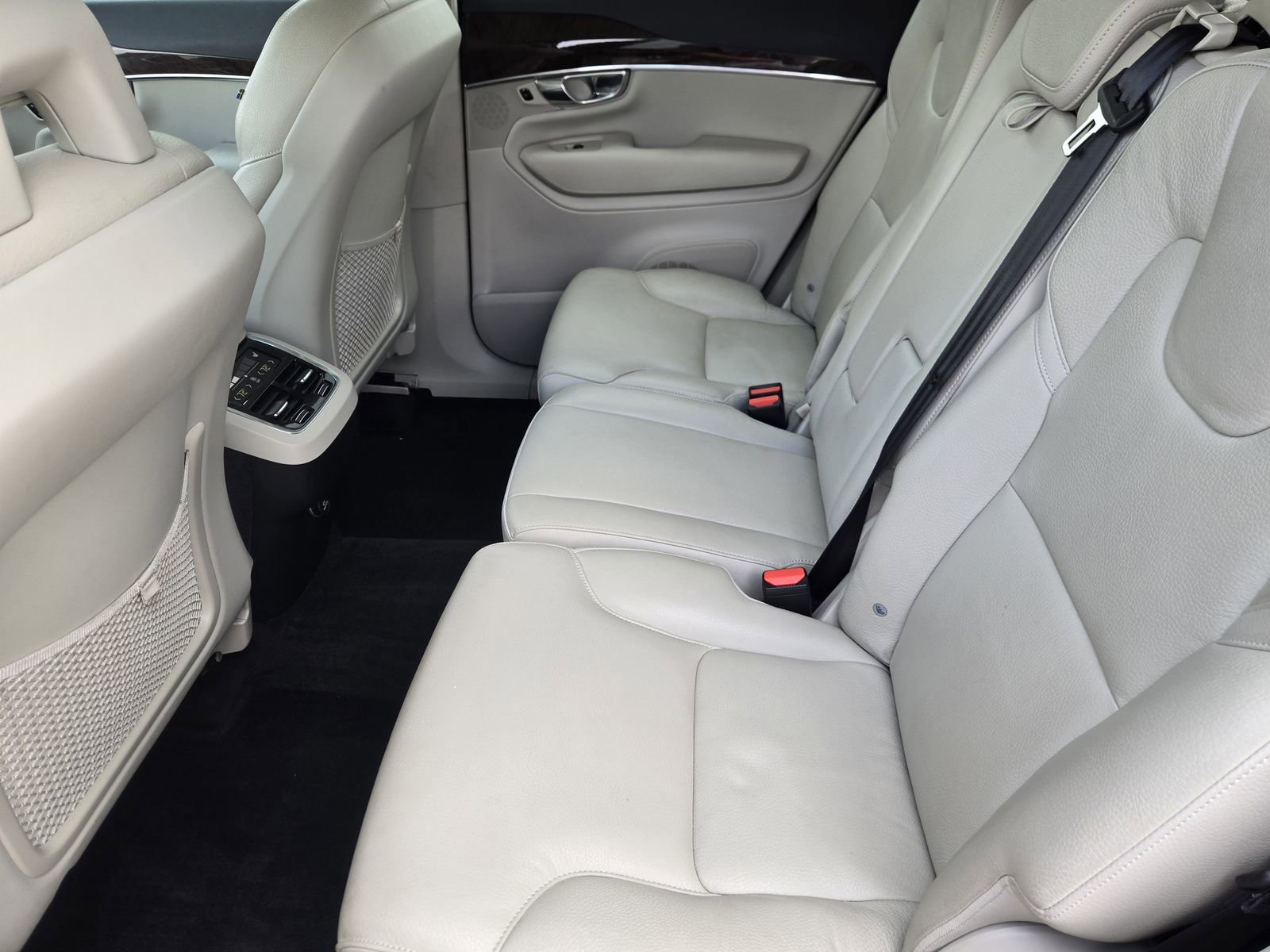 Used 2016 Volvo XC90 T6 Momentum w/ Momentum Plus Package AWD/4WD image 34