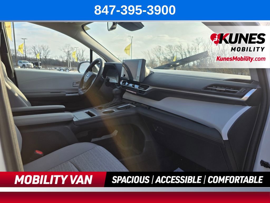 Used 2026 Toyota Sienna LE FWD image 27
