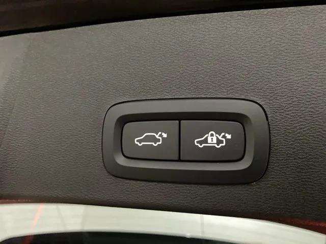 Used 2025 Volvo XC40 B5 Plus image 8