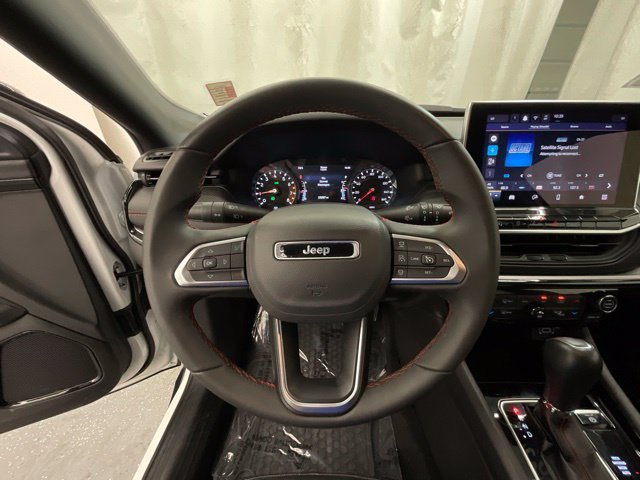 Used 2025 Jeep Compass Trailhawk AWD/4WD image 11