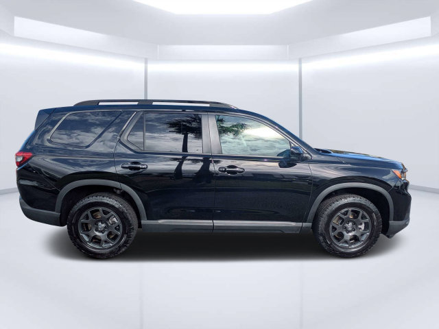 Used 2025 Honda Pilot TrailSport image 2