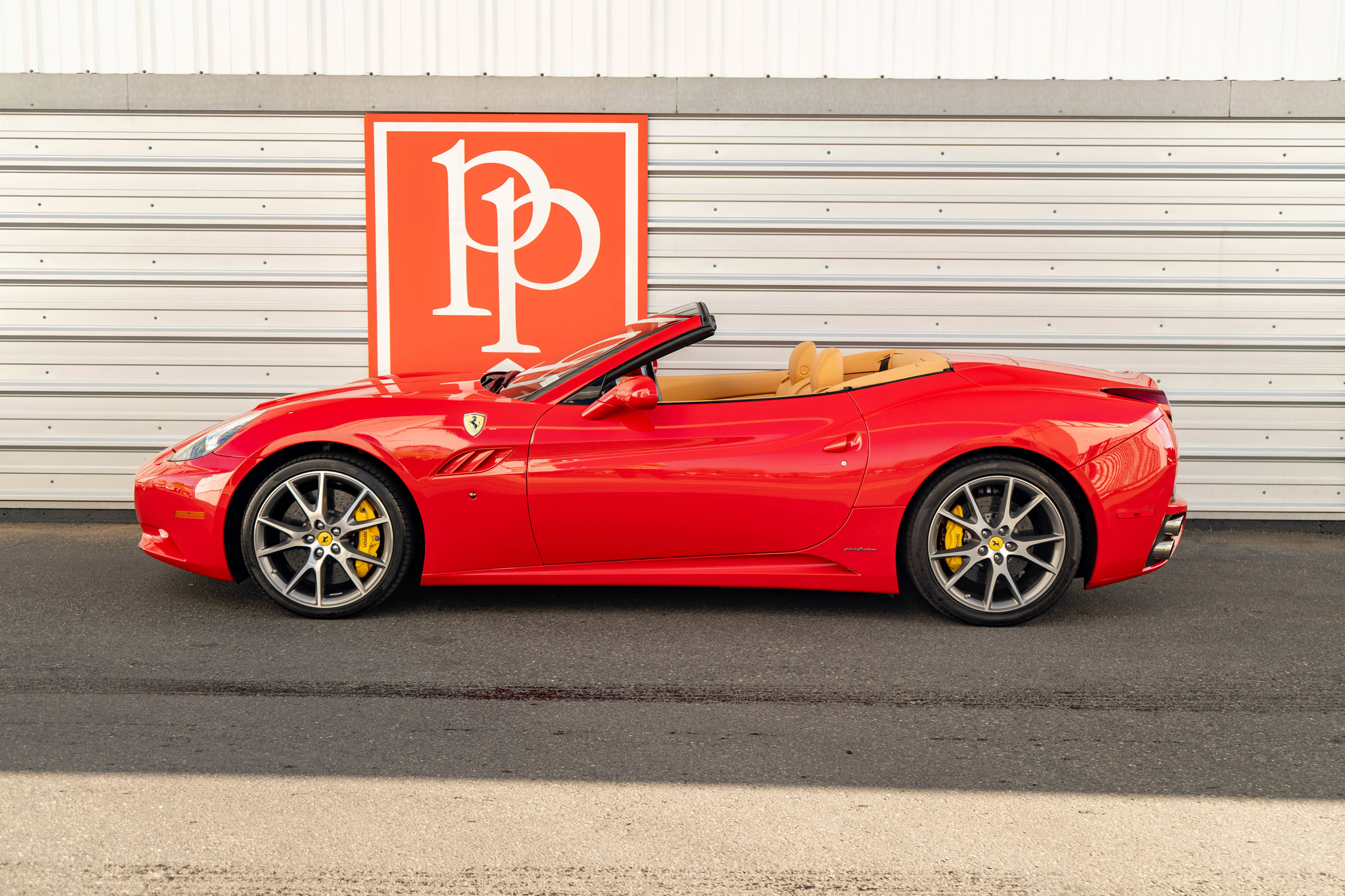 Used 2010 Ferrari California RWD image 38