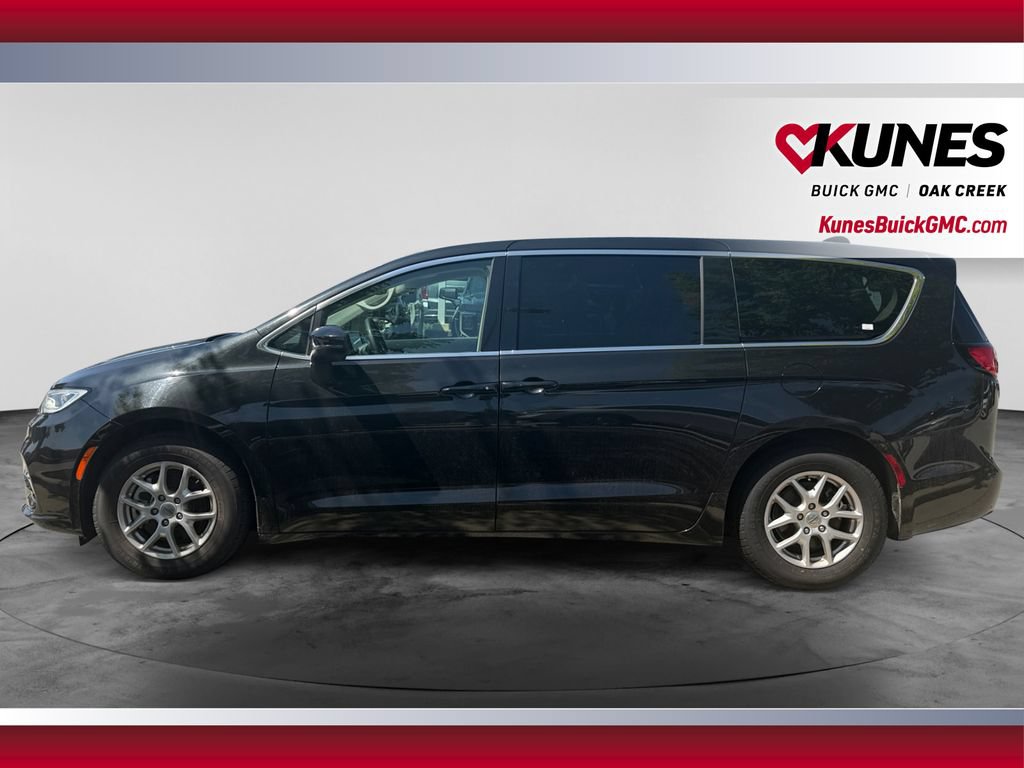Used 2023 Chrysler Pacifica Touring-L FWD image 6