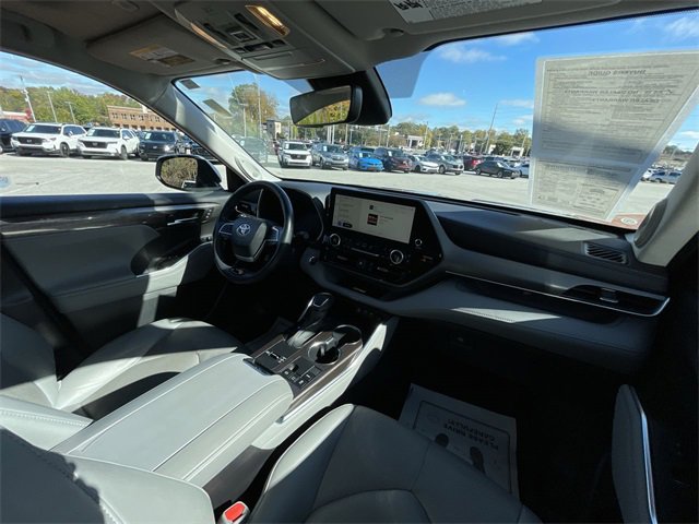 Used 2023 Toyota Highlander Limited image 32