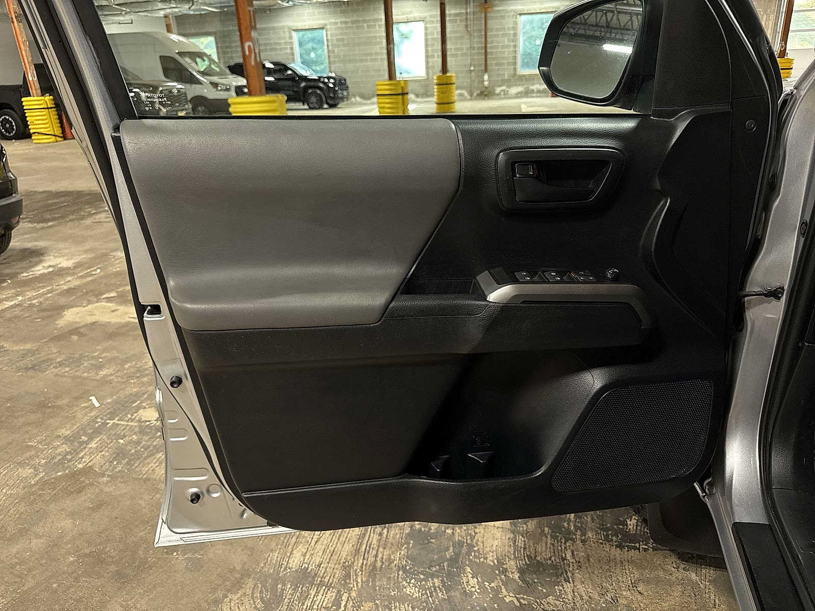 Used 2019 Toyota Tacoma SR5 AWD/4WD image 30