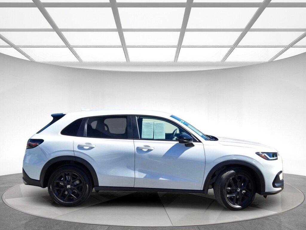 Certified 2025 Honda HR-V Sport image 2
