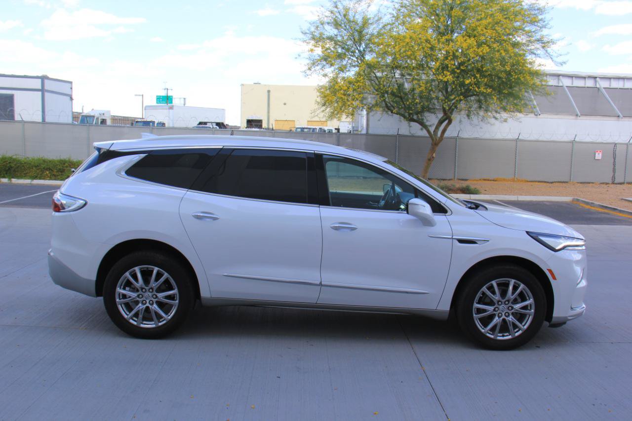 Used 2024 Buick Enclave Essence FWD image 2