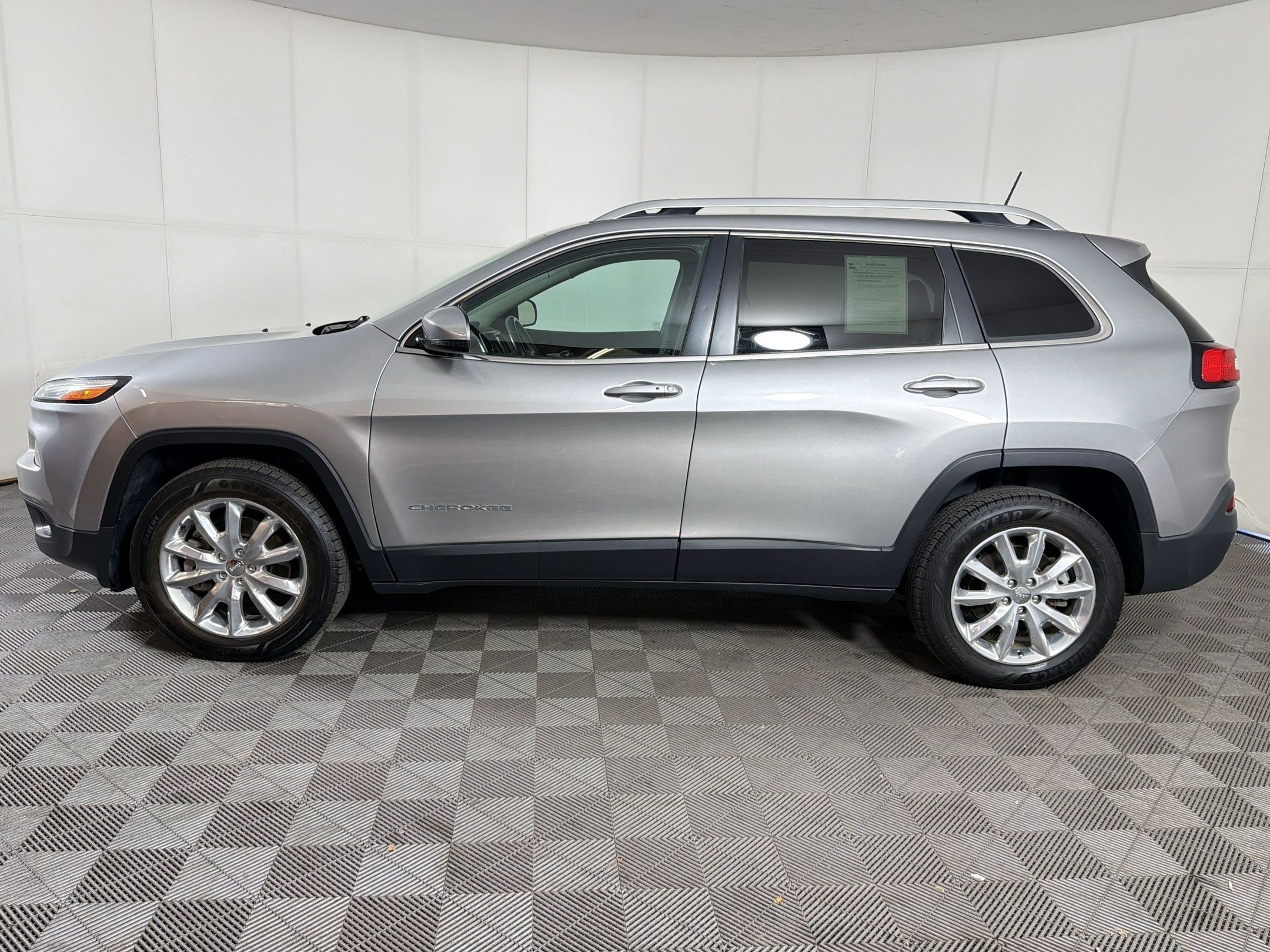 Used 2016 Jeep Cherokee Limited AWD/4WD image 2