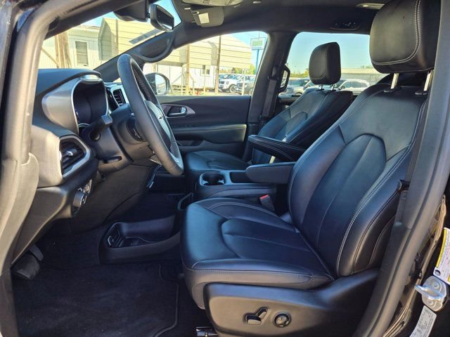 Used 2025 Chrysler Pacifica Select image 23