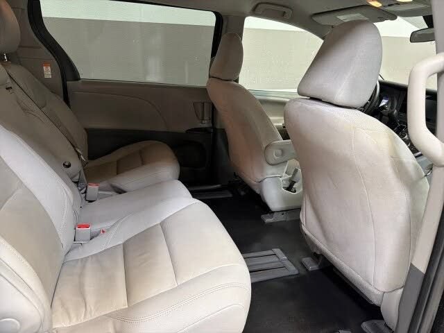 Used 2020 Toyota Sienna L FWD image 44