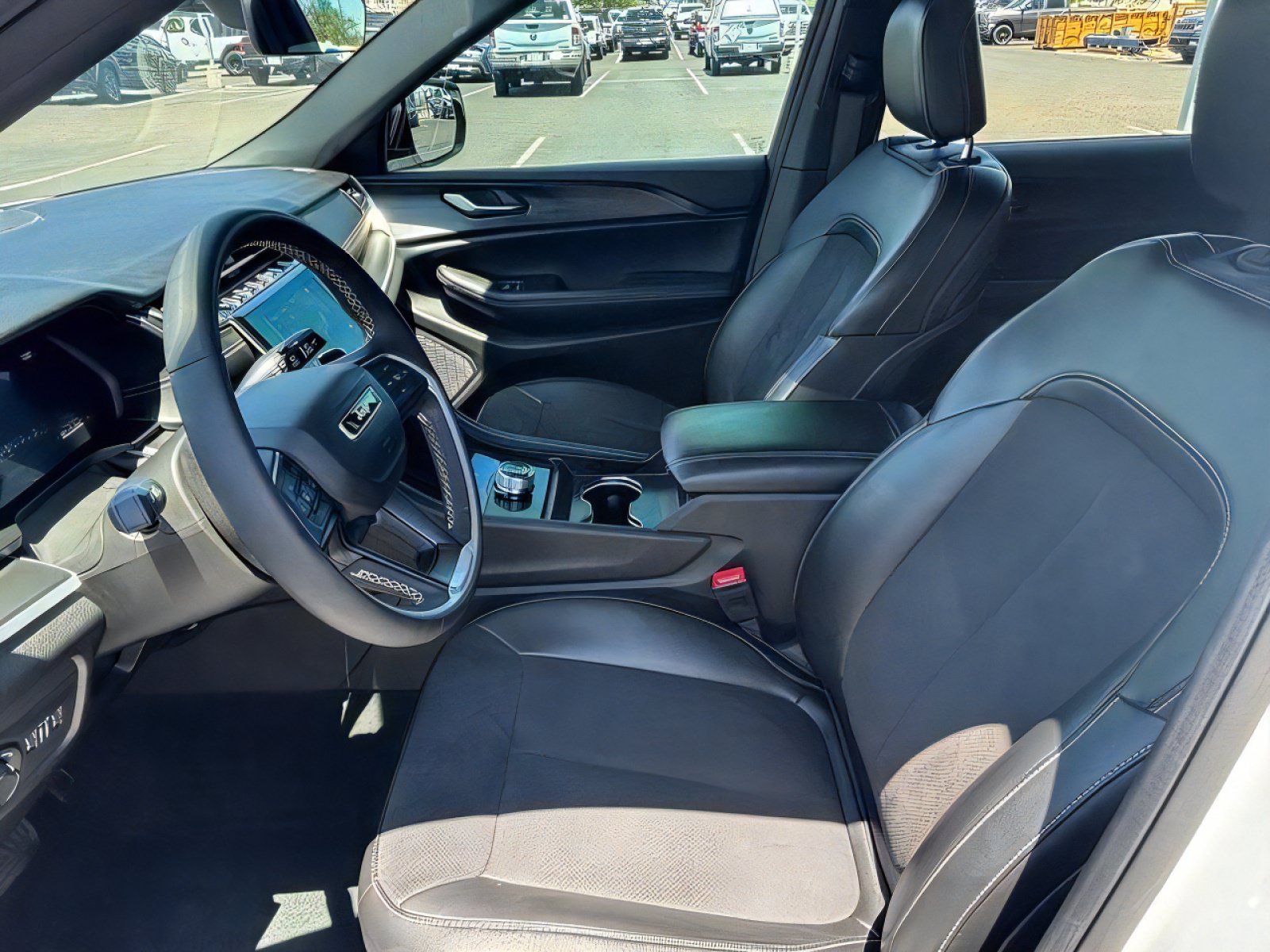 Used 2025 Jeep Grand Cherokee L Altitude RWD image 22