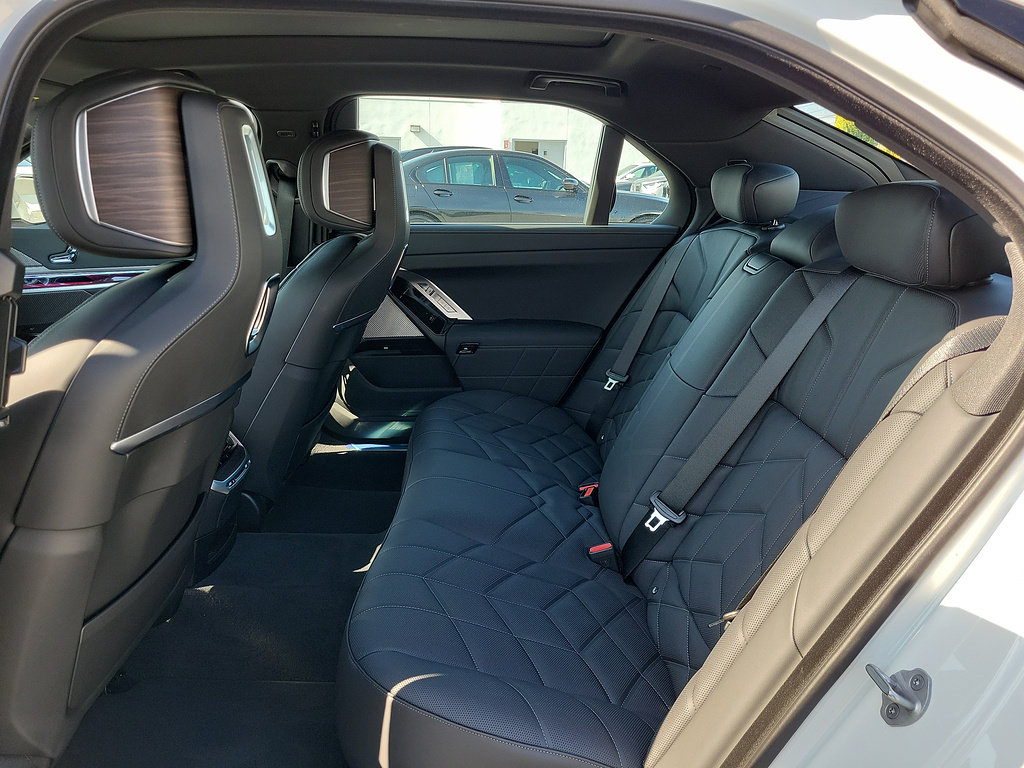 New 2026 BMW 750e xDrive w/ Premium Package AWD/4WD image 14