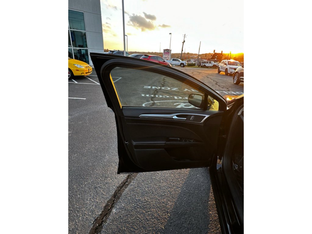 Used 2017 Ford Fusion SE w/ Equipment Group 201A image 14