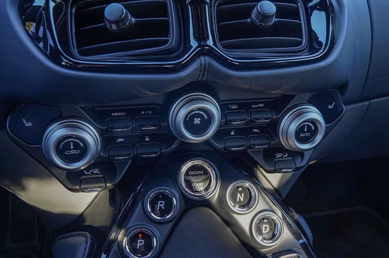 Used 2022 Aston Martin V8 Vantage Coupe image 31