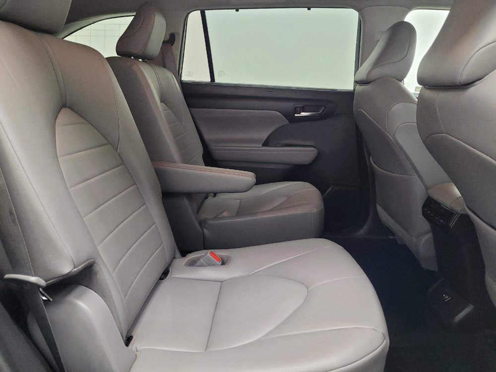 Used 2021 Toyota Highlander XLE FWD image 19