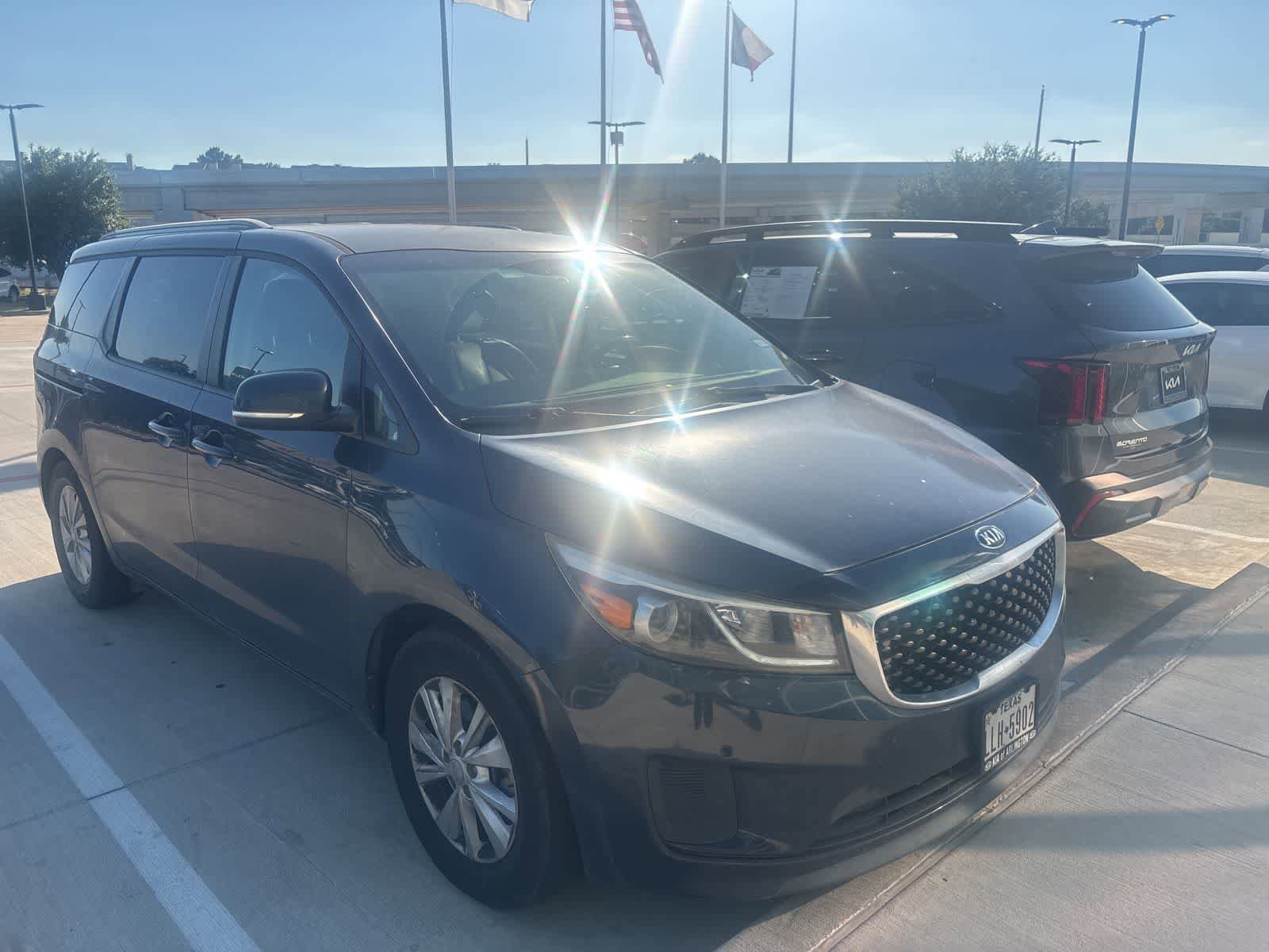 Used 2017 Kia Sedona LX w/ LX Essentials Premium Package FWD image 2