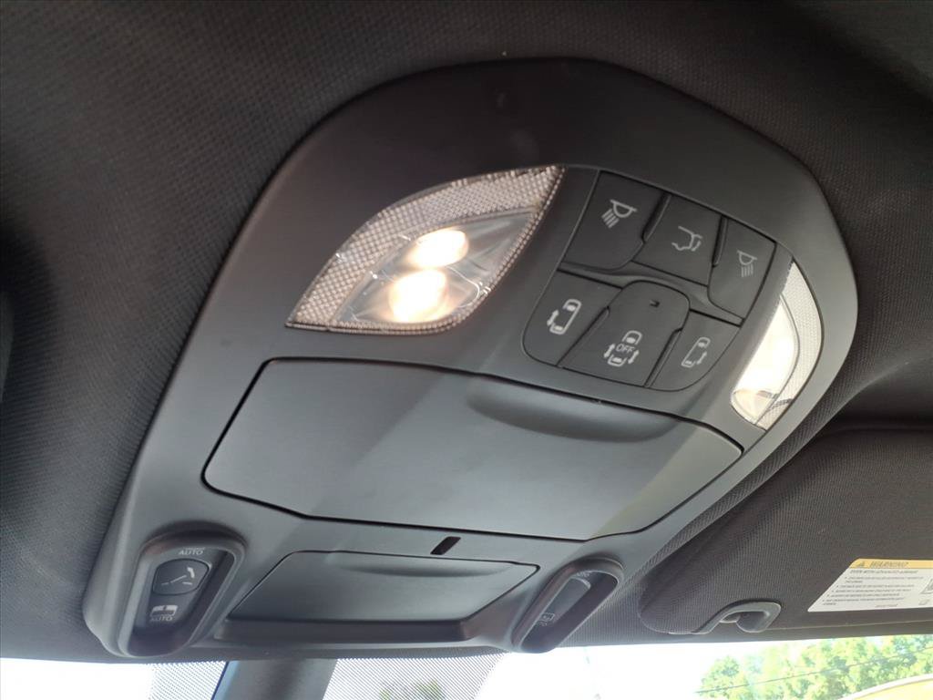 Used 2025 Chrysler Pacifica Limited FWD image 33