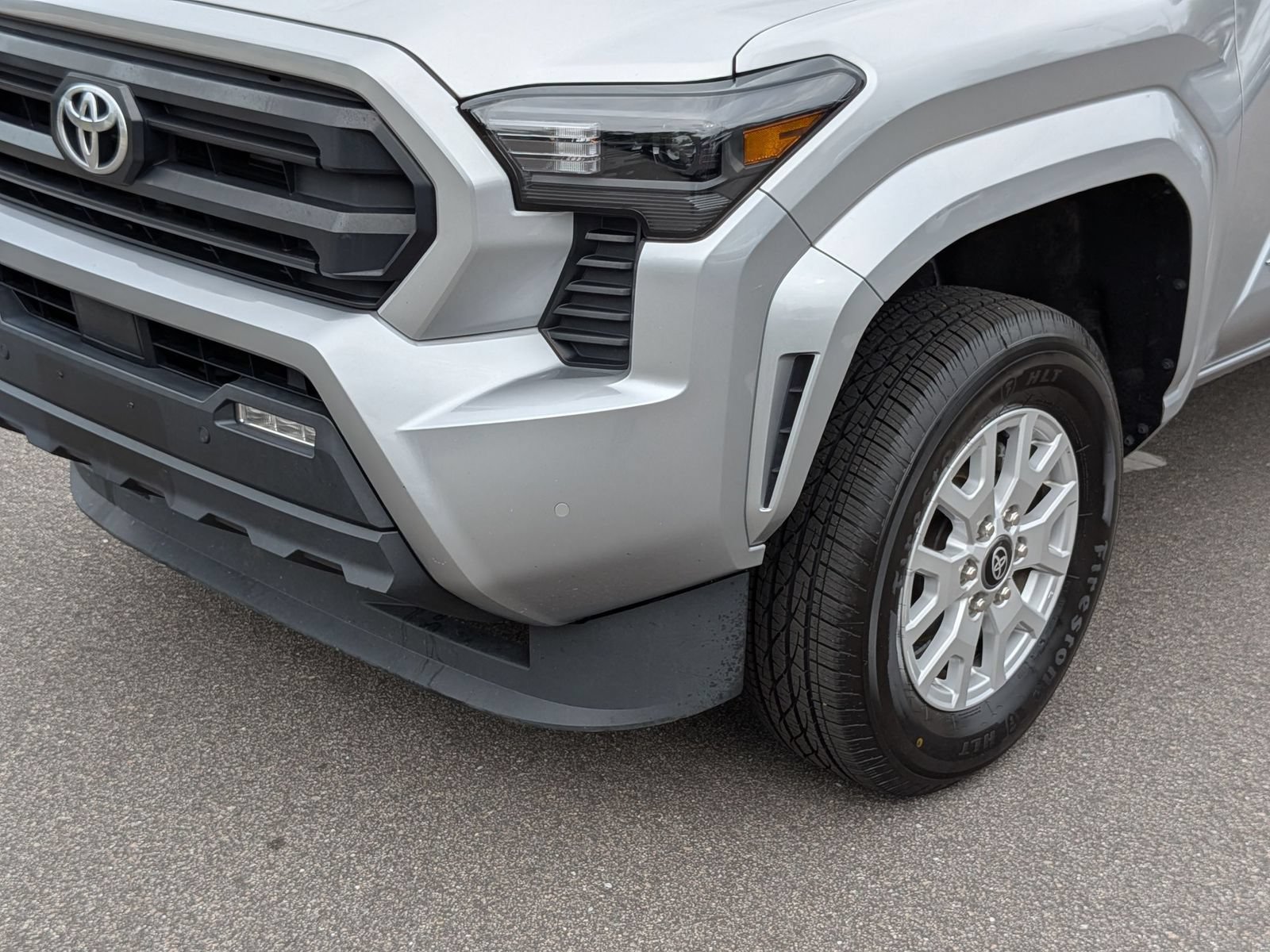Used 2024 Toyota Tacoma SR5 AWD/4WD image 9