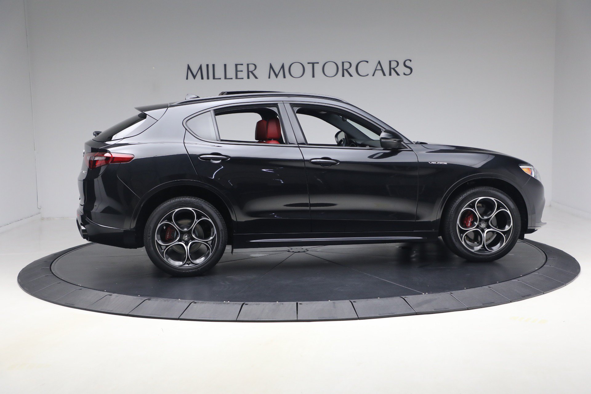 Used 2023 Alfa Romeo Stelvio Veloce AWD/4WD image 9