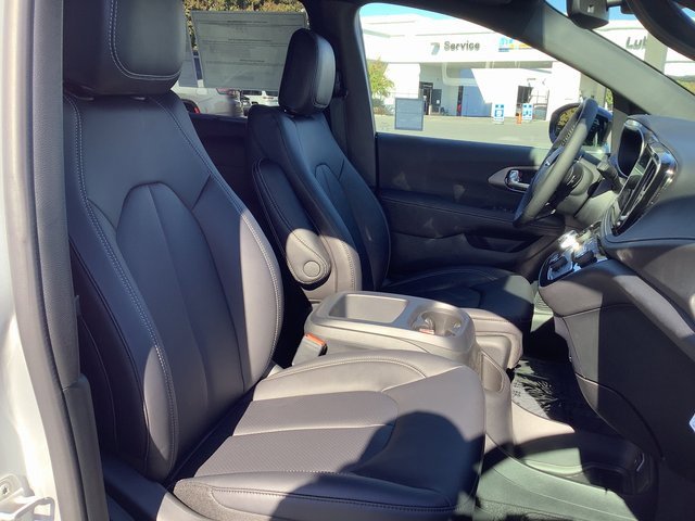 New 2026 Chrysler Pacifica Select image 38