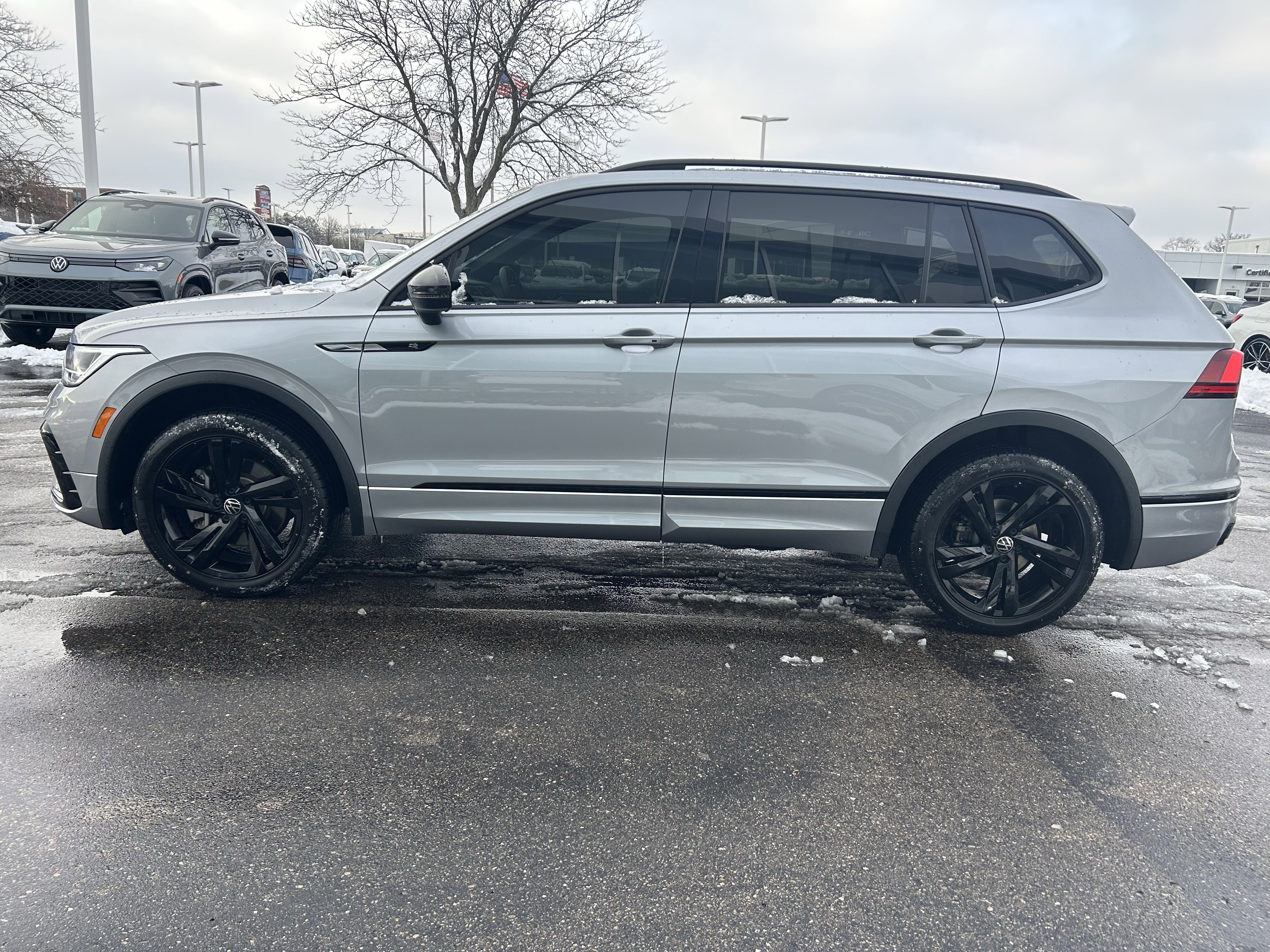 Certified 2023 Volkswagen Tiguan SE R-Line image 4