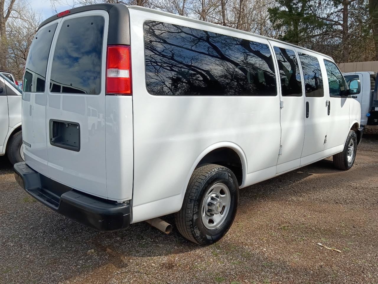 Used 2022 Chevrolet Express 3500 LS RWD image 5