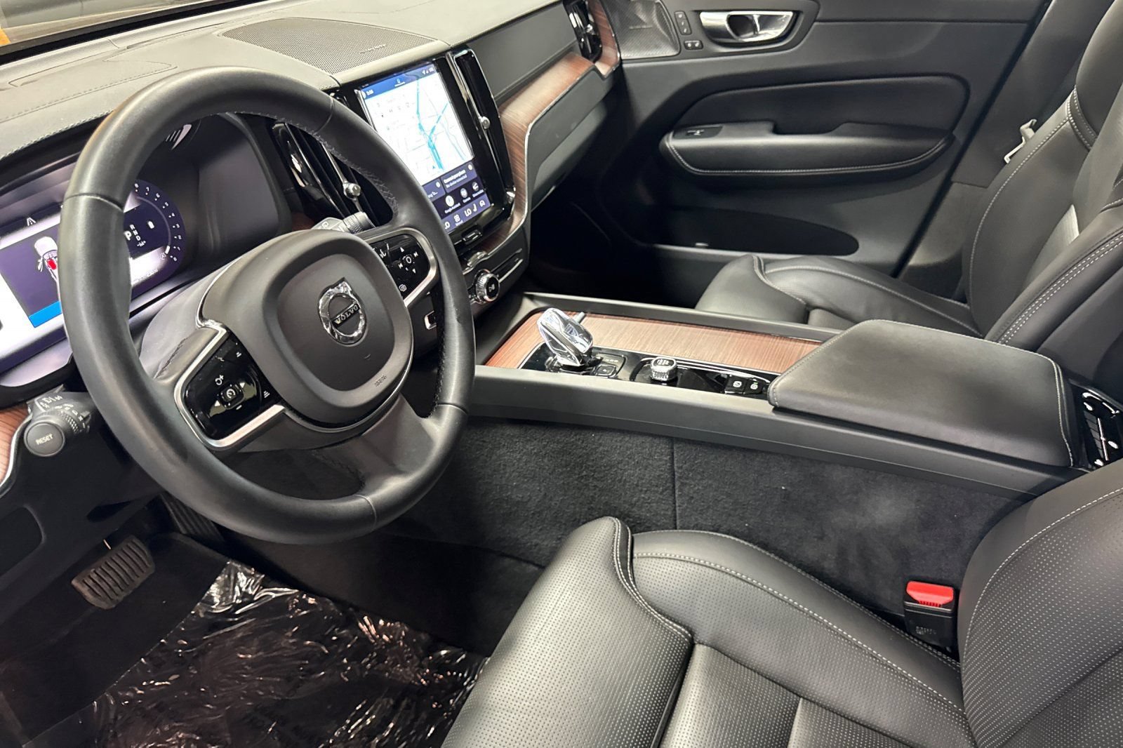 Certified 2023 Volvo XC60 B6 Ultimate w/ Protection Package Premier AWD/4WD image 14